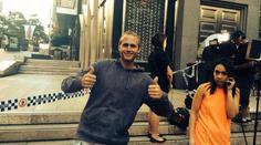 Rukojmí se báli o život, Čech si před kavárnou fotil "vtipné selfie"