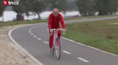V 71 letech je už podvacáté ironmanem