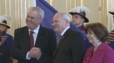 Zeman na Slovensku: Podívejte se, jak se motal na červeném koberci
