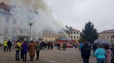 Na náměstí ve Dvoře Králové hořelo, oheň poškodil i okolní domy