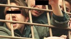 Šikana v base: Vězni si dokazovali "kdo je šéf" s násadou od koštěte v ruce