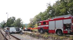Ve Vráži na Berounsku skončilo auto po havárii na železniční trati, musel ho vytáhnout jeřáb