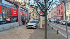 Policisté vyšetřují pád ženy ze střechy obchodního domu. Zraněním podlehla