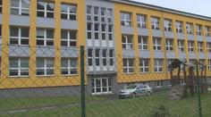 Žák na Sokolovsku napadl učitele při výuce! Shodil ho na zem a zranil