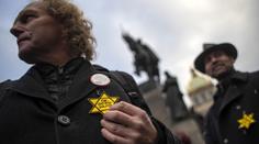 Odpůrci očkování nosí židovskou hvězdu. Trestné to není, tvrdí policie