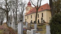 Zloději se nezastaví před ničím! Z hrobů kradou svícny i květiny