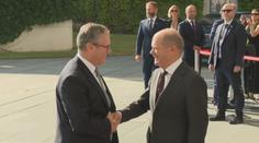 Britský premiér přijel do Německa. Chce se znovu sblížit s EU