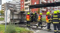 Srážka tramvaje s náklaďákem v Praze. Auto na boku zablokovalo provoz