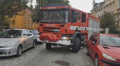 Problémy pro hasiče i popeláře. Řidiči často špatně parkují a blokují průjezd