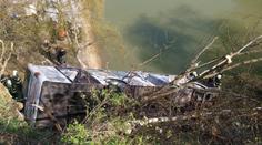 DĚSIVÁ HAVÁRIE! Autobus PLNÝ LIDÍ zůstal viset na OKRAJI SRÁZU!