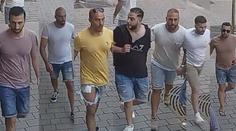 Nesmíte pít vlastní alkohol, řekl číšník hostům. Surově ho zkopali