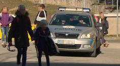 Další manévry policie kvůli bitkám dětí. Nad sídlištěm létal i vrtulník