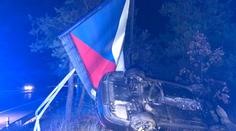 Řidič srazil na dálnici D4 jelena, jeho vůz skončil v billboardu