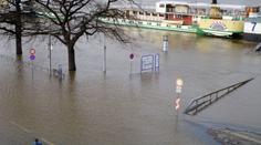 Labe už se vylévá z břehů, voda zaplavila silnici na Děčínsku