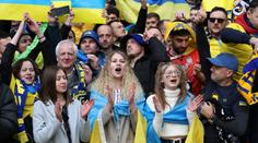Ukrajinci skandovali proti Putinovi, na hřiště naházeli papírové vlaštovky