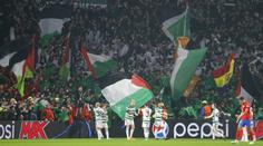 Vzdorovali klubu. Fanoušci v Celtic Parku vztyčili palestinské vlajky