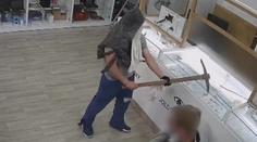 Muž rozmlátil obchod krumpáčem a prchl s drahými šperky! VIDEO