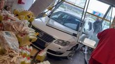Auto vjelo až do obchodu, řidička si spletla brzdu s plynem