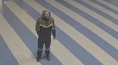 Ve vlaku měl přepadnout muže a utéct. Policie po něm pátrá