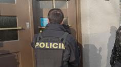 Muž okrádal lidi po celém Česku. Dopadli ho policisté ve Velké Británii