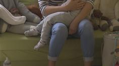 Kojenecké ústavy končí. Náhradní rodinu potřebují tisíce dětí