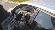 Řidič se řítil silnicí se čtyřmi promile! Bez řidičáku a s půjčeným autem
