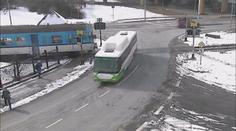 Řidič autobusu ohrozil lidi! Vjel na přejezd, přiřítil se vlak. VIDEO