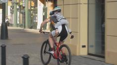 Hazard! Cyklista vezl malé dítě za krkem v pražském provozu! VIDEO