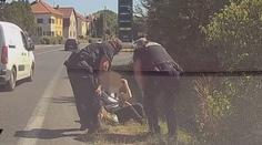 Seniorku po cestě domů skolilo vedro. Tepličtí strážníci ji našli u silnice