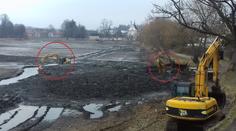 Z rybníku je pohřebiště bagrů. V bahně se utopil druhý, třetí čeká
