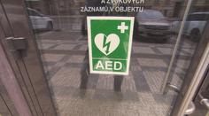 Veřejné defibrilátory zachraňují lidem život. Jejich rozmístění najdete v aplikaci