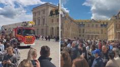 Hromadná evakuace lidí z Versailles. Na zámku francouzských králů hořelo