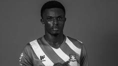Šok a hrůza. Fotbalista Frimpong zemřel při přepadení týmového autobusu