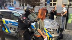 Případ teroristického útoku na zbrojovku se komplikuje. Oba podezřelí mají mít alibi