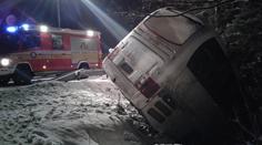 FOTO: Autobus visel nad srázem, cestující z něj skákali ven okny!