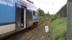 Rychlík narazil do balvanu, policie má podezření útoků na vlaky