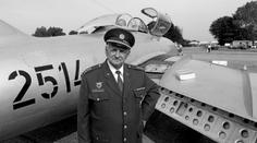 Zemřel legendární český pilot, který měl letět do vesmíru. Do rakety ale neusedl
