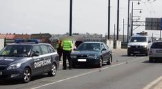 Opilec přebíhal s malým dítětem v náručí silnici, srazilo je auto