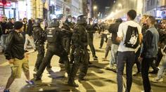 Fanoušci Frankfurtu řádili v ulicích. Policie je musela rozehnat vodními děly