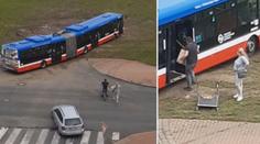 S linkovým kloubovým autobusem vyrazil na nákupy! Vzal i ženu