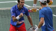 FANTAZIE! CHYBÍ UŽ JEN KROK: Češi vyhráli čtyřhru a Davis Cup je blízko