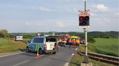Motorkář se u Prahy srazil s osobním vlakem, nehodu nepřežil