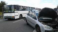 Osobák se srazil na D1 s policejním autobusem, dálnice byla uzavřena