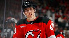 Dva vlastní góly a prohra. Mladík Devils si v NHL uřízl ostudu