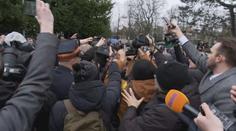 Rvačka před polským Sejmem. Odsouzení politici se chtěli dostat dovnitř