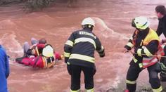 Velká voda spláchla trojici dětí. Držely se jen větví, popsal hasič