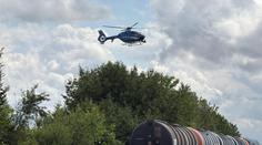 Na dráhu pražského letiště vjel motorkář. Honila ho policie s vrtulníkem