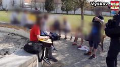Parta mladých popíjela v zámecké zahradě. Buďte lidi, prosila policisty