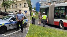 Pád pod autobus: Žena přišla o nohu, bojuje o život. Pomohl policista i dcera