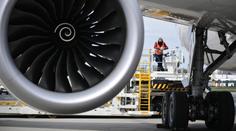 Vichr si na letišti pohrál s obřím Dreamlinerem. Natlačil ho na Airbus